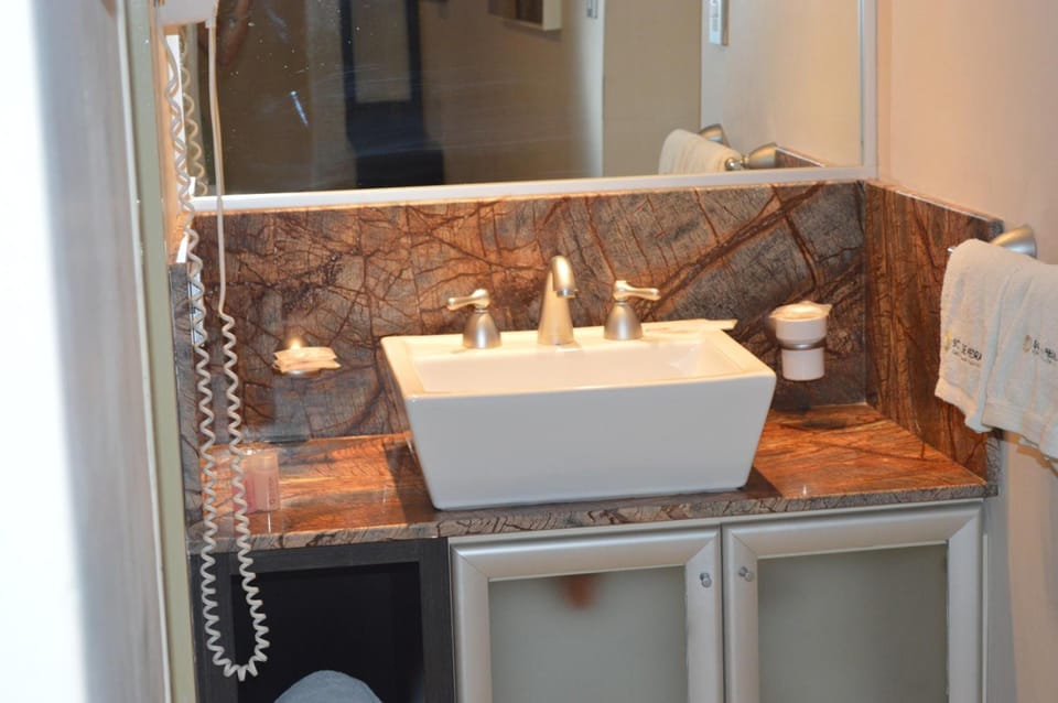 Shower, free toiletries, hair dryer, bidet