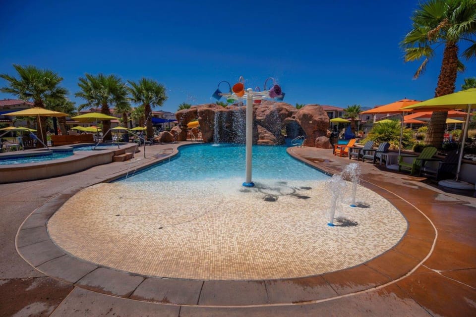 Zero-entry pool area at the resort pool - great for kiddos and families of all ages