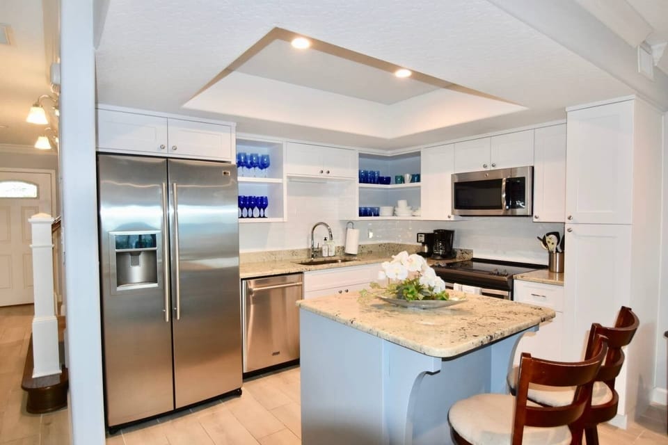 Fully renovated modern kitchen with all the accessories needed 