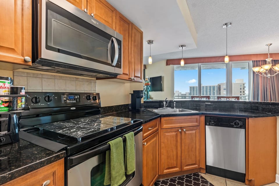Spacious Full Kitchen (1)
