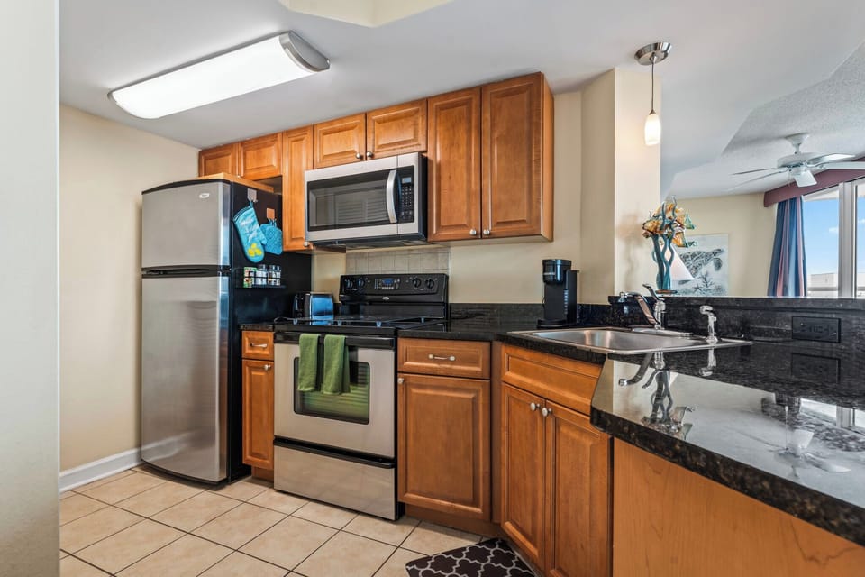 Spacious Full Kitchen (2)