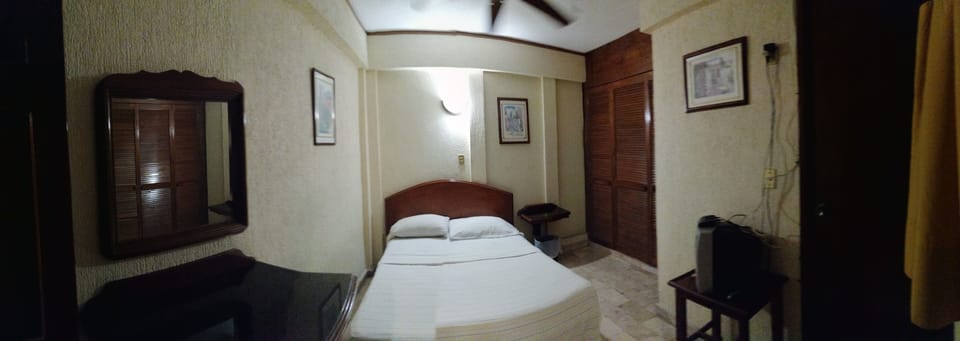 Habitación Doble Económica con Ventilador de Techo | Desk, laptop workspace, iron/ironing board, free WiFi