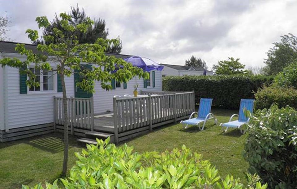 Soak up the sunshine on the furnished Terrace!