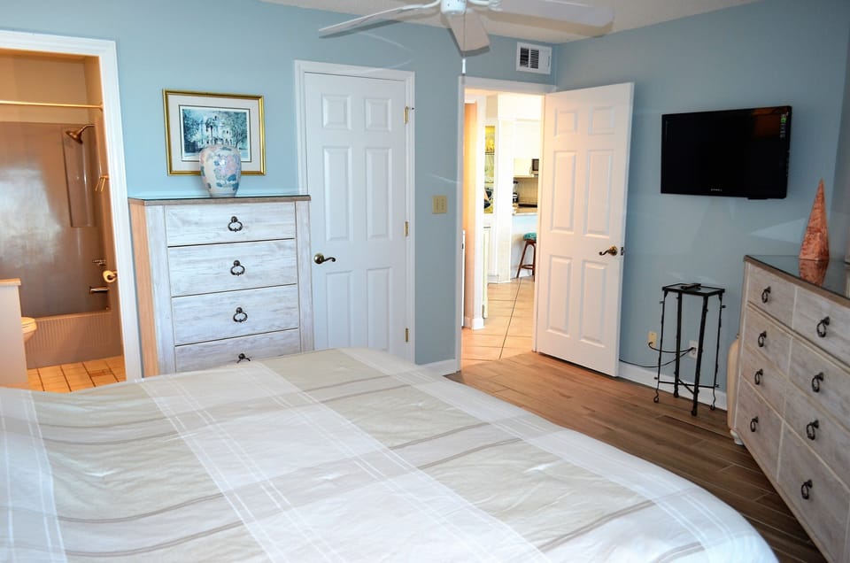Bedroom 3 with Flat Screen TV & Private Bathroom