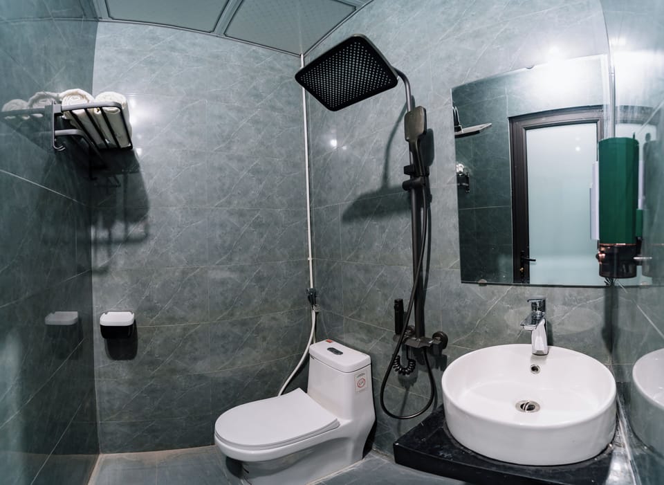 Standard Twin Room | Bathroom | Shower, rainfall showerhead, free toiletries, slippers