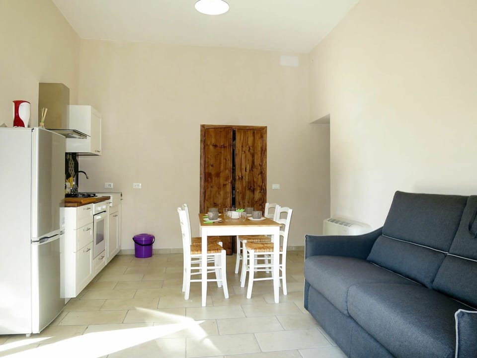Room, Furniture, Property, Interior Design, Floor, Living Room, Building, House, Table, Wall
