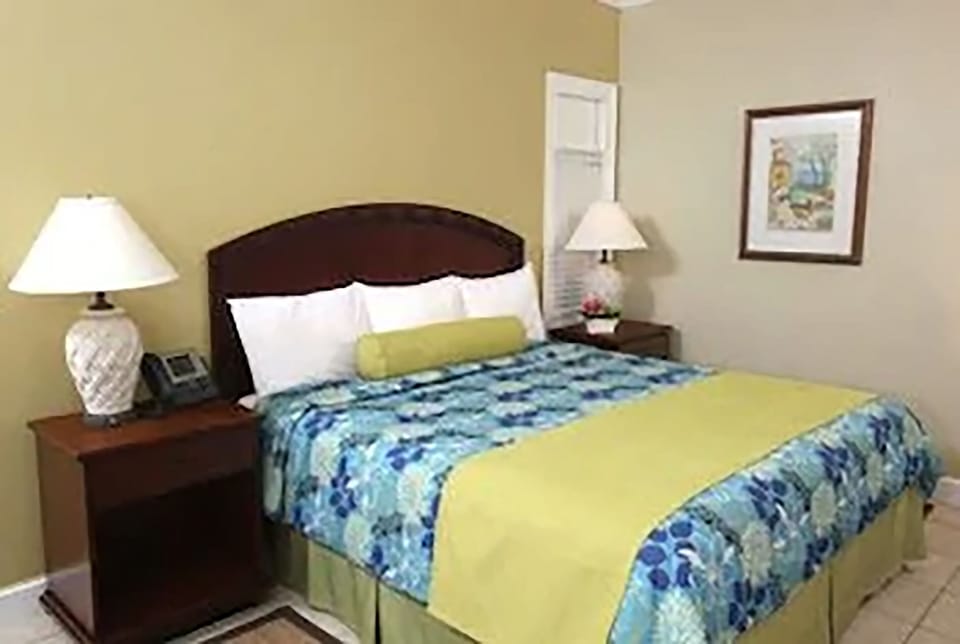 Hypo-allergenic bedding available, in-room safe, desk, blackout drapes