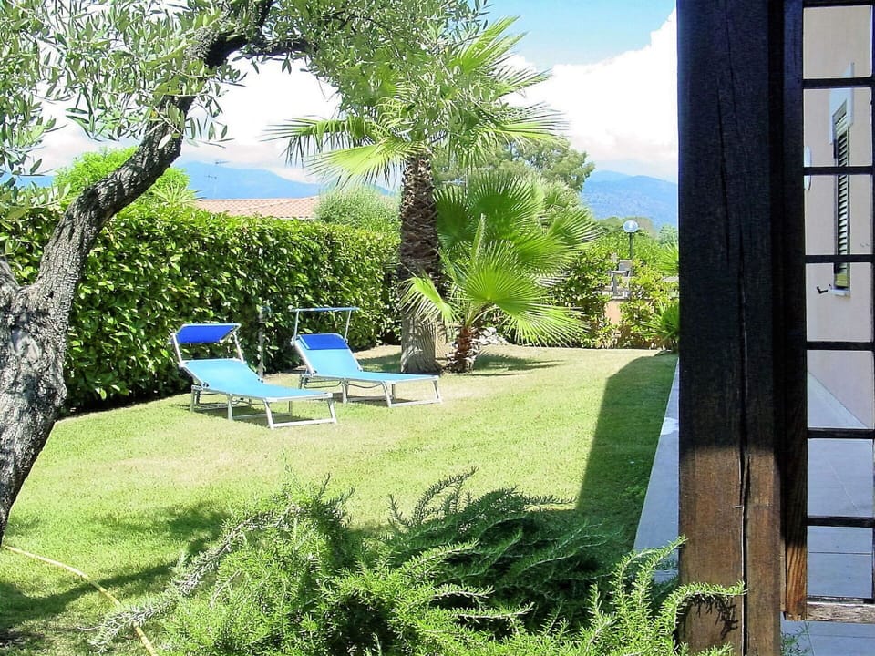 Property, House, Tree, Room, Real Estate, Grass, Building, Architecture, Yard, Vacation