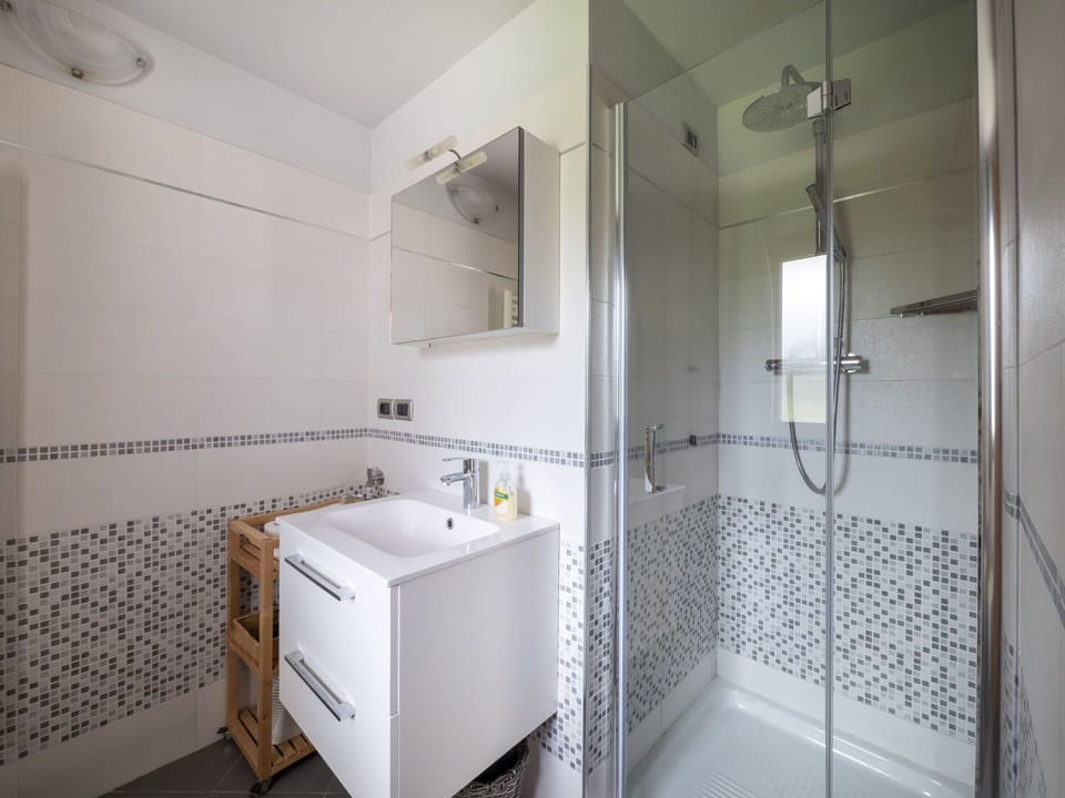 Mirror, Plumbing Fixture, Property, Tap, Building, Sink, Shower Head, Shower, Bathroom