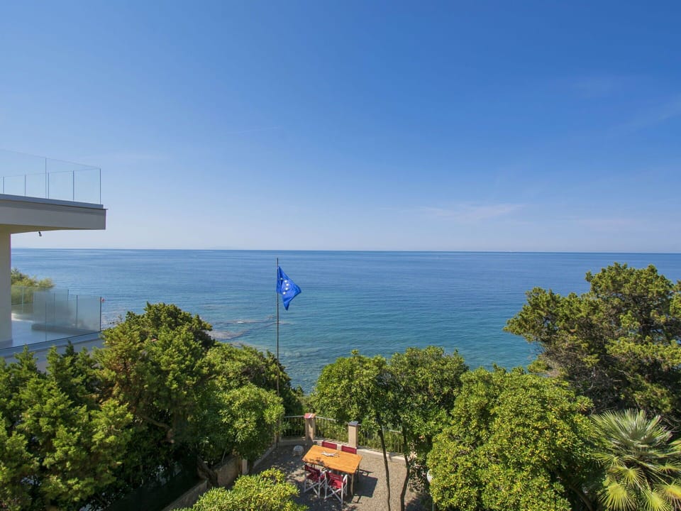 Sky, Vegetation, Sea, Property, Horizon, Ocean, Tree, Cloud, Real Estate, Vacation