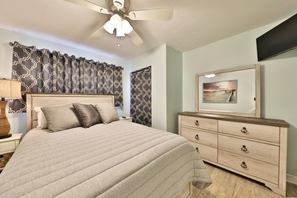 2nd bedroom with a flatscreen TV.