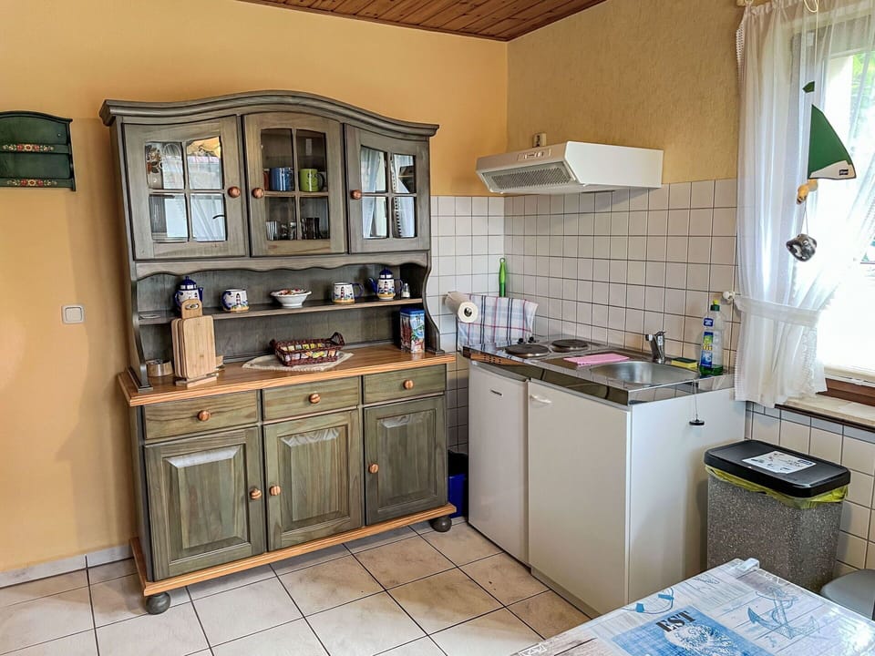 Cabinetry, Property, Furniture, Drawer, Building, Kitchen, Wood, Floor, Flooring, Window