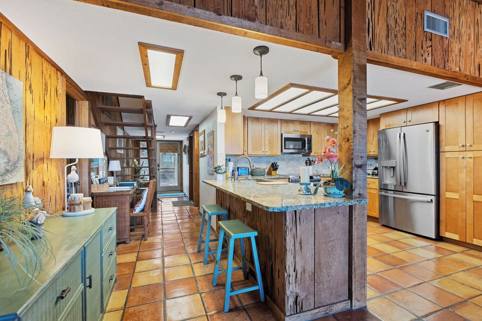 Has a fully equipped kitchen.