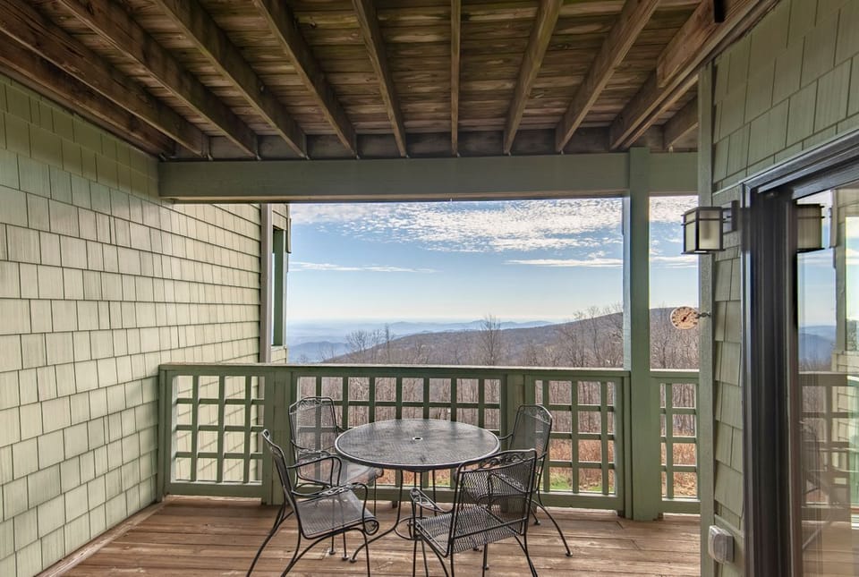 Enjoy outdoor crisp fresh air and mountain views! Bring a cup of coffee to relax