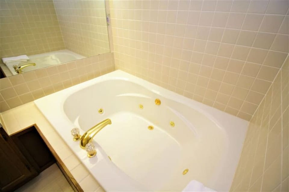 Large relaxing jacuzzi tub!