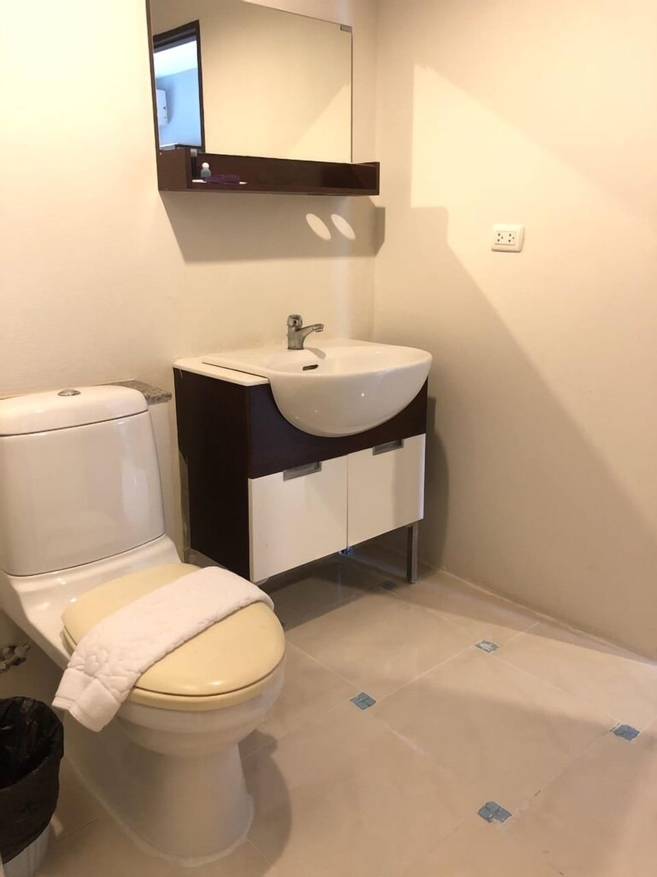 Bidet, towels