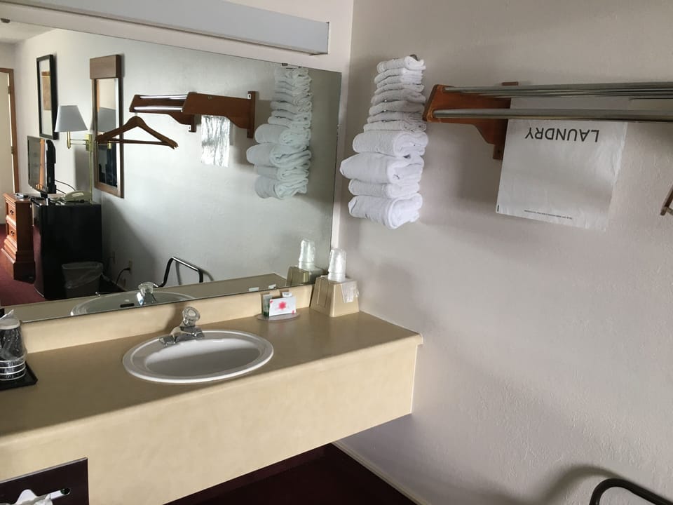 Classic Single Room, 1 King Bed | Bathroom | Hair dryer, towels, soap, shampoo