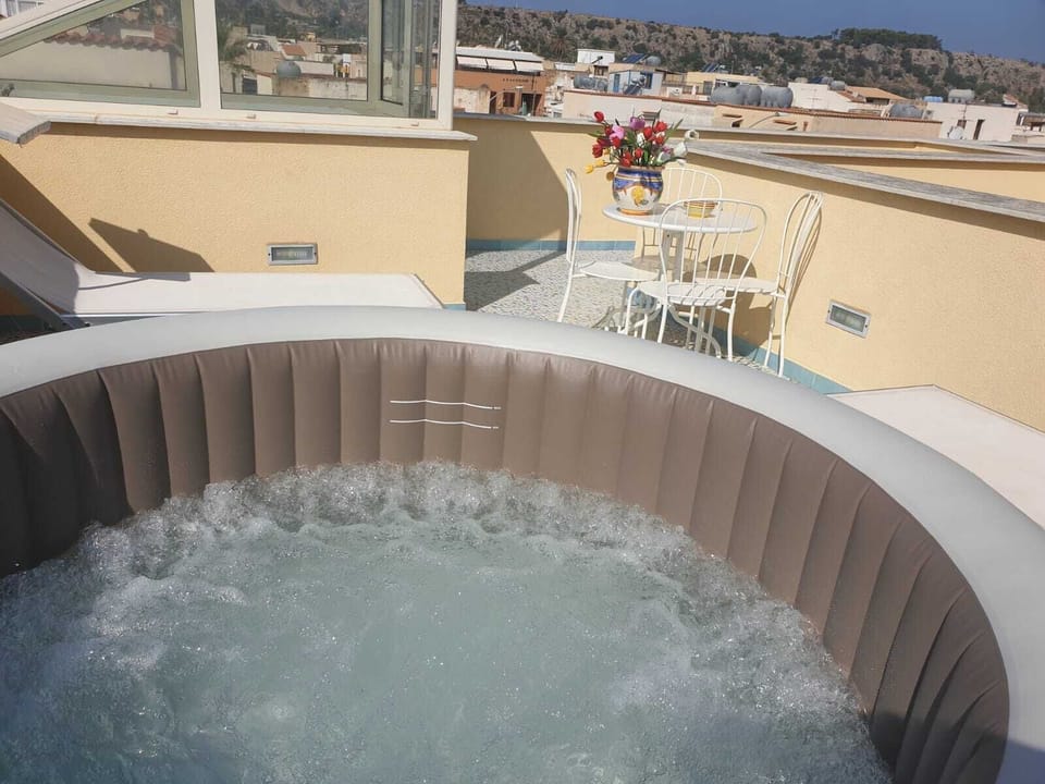 Outdoor spa tub