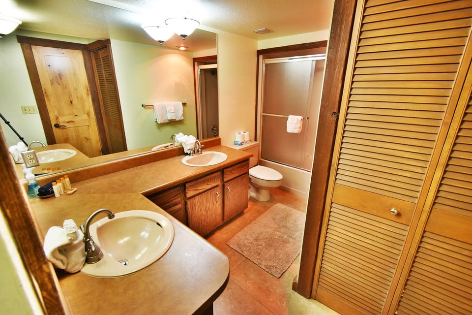 Upper Level Bath with Double Sinks - Upper Level Bath with Double Sinks