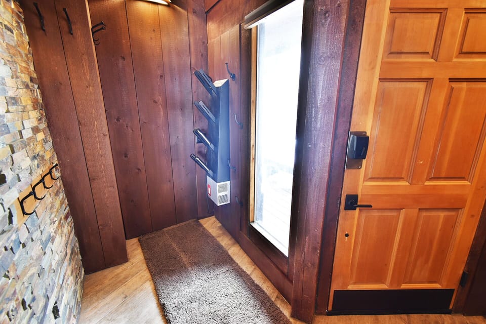 Entry with Ski Boot Dryer - Entry with Ski Boot Dryer