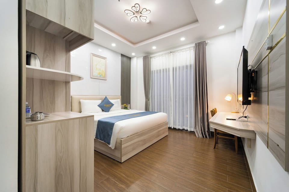 Luxury Room, 1 King Bed, Balcony, River View | Minibar, desk, blackout drapes, WiFi (free)