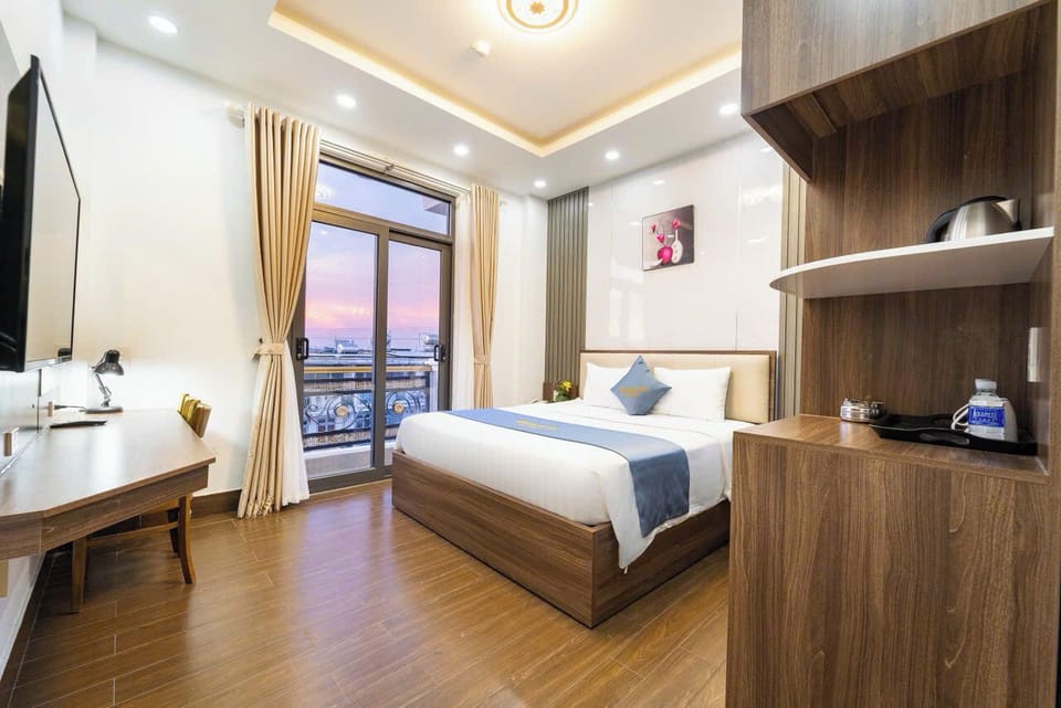 Luxury Room, 1 King Bed, Balcony, City View | Minibar, desk, blackout drapes, WiFi (free)