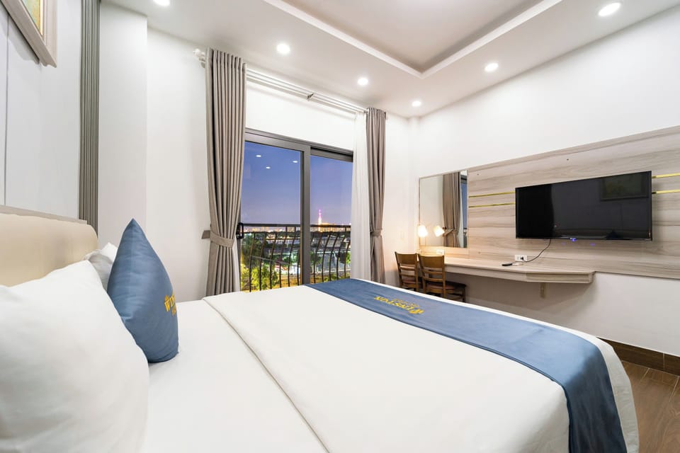 Luxury Room, 1 King Bed, Balcony, River View | Minibar, desk, blackout drapes, free WiFi