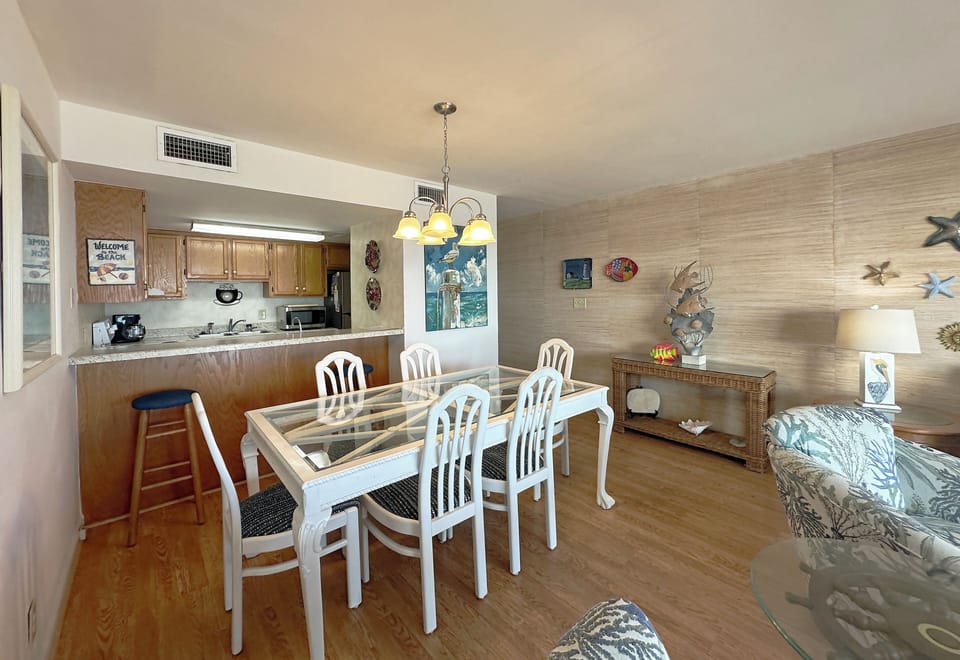 Dining for 6 & Additional Countertop Seating