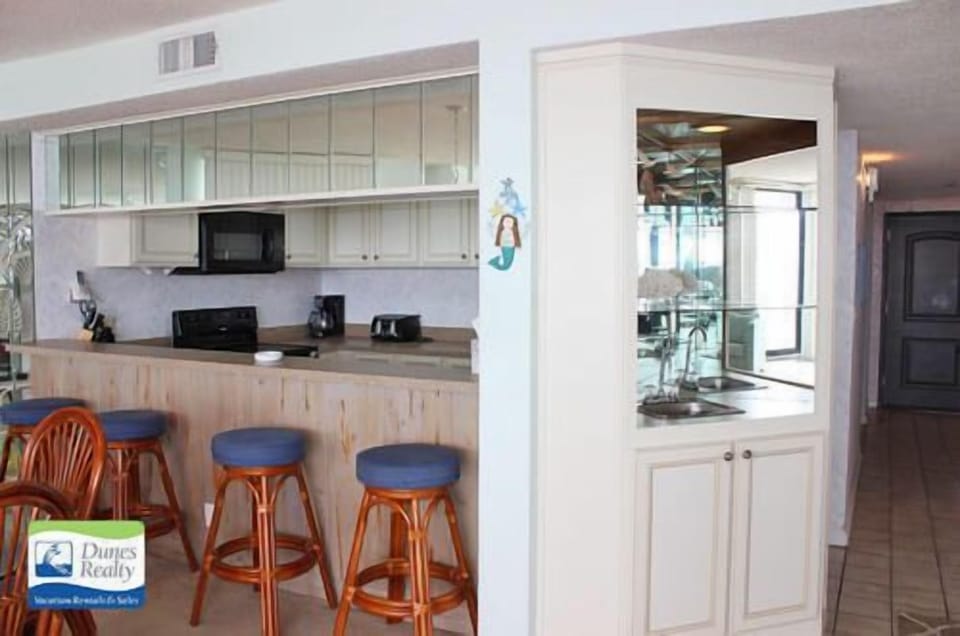 Wet Bar and Breakfast Bar