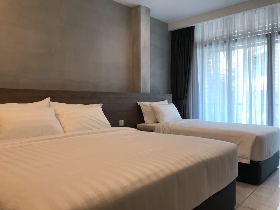 Deluxe Triple Room | Desk, laptop workspace, iron/ironing board, free WiFi