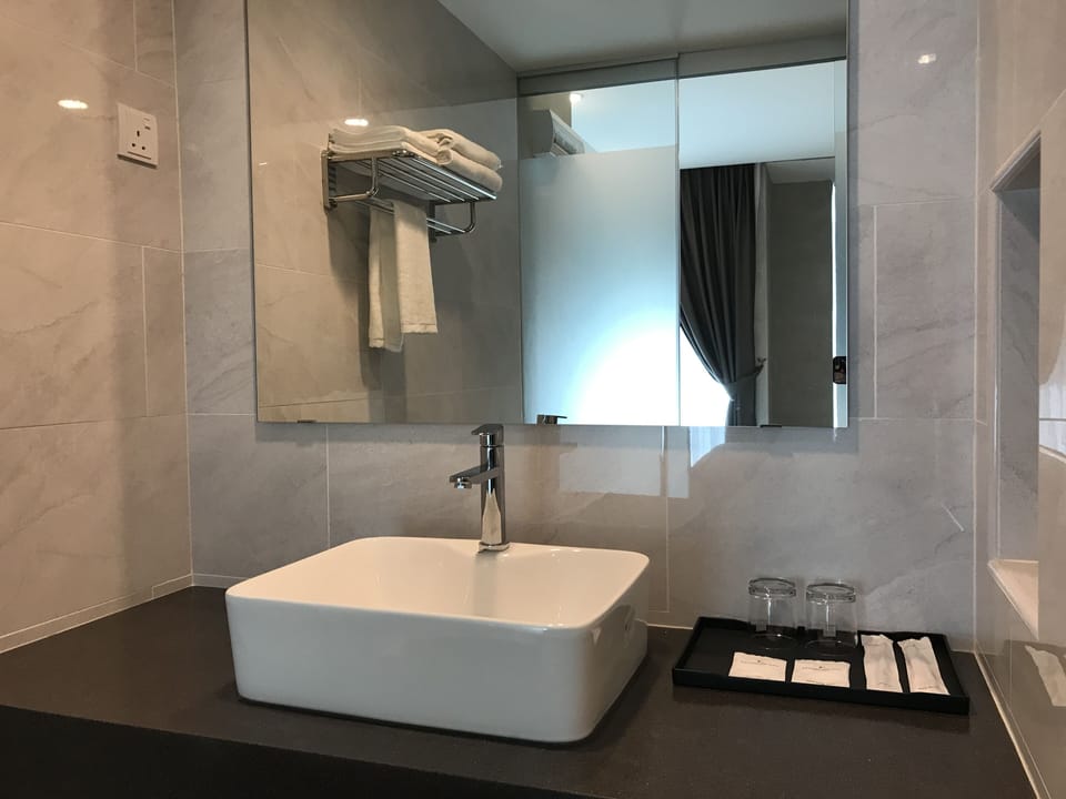 Shower, rainfall showerhead, free toiletries, hair dryer