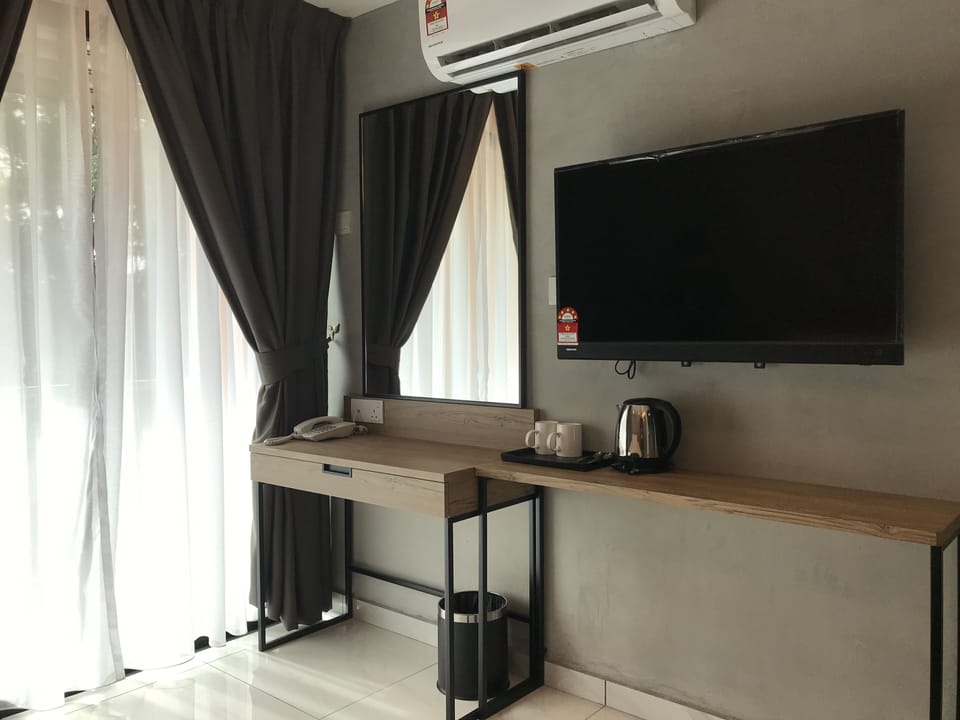 Desk, laptop workspace, iron/ironing board, free WiFi