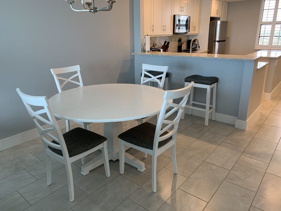 Dining area accommodates 6