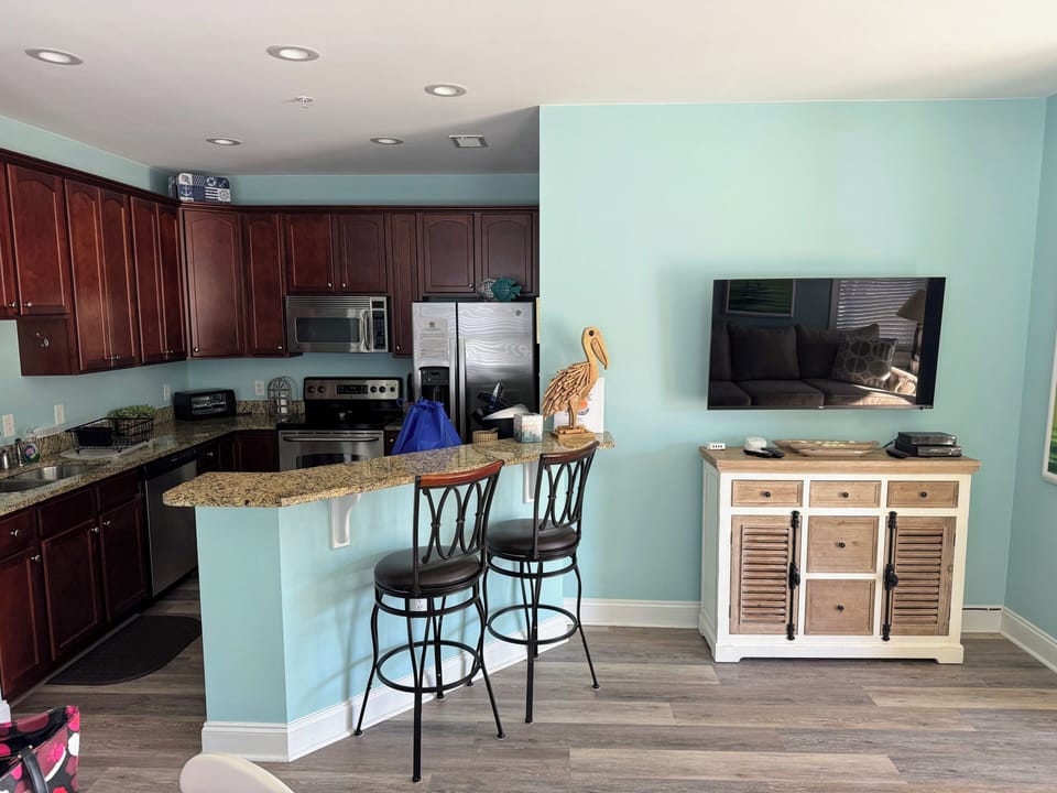 Large kitchen, barstools, entertainment