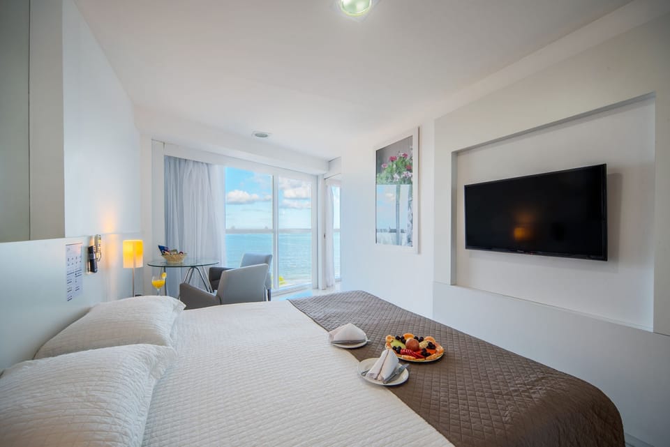 Suíte Master Premium Frente Mar Família | Minibar, in-room safe, desk, laptop workspace