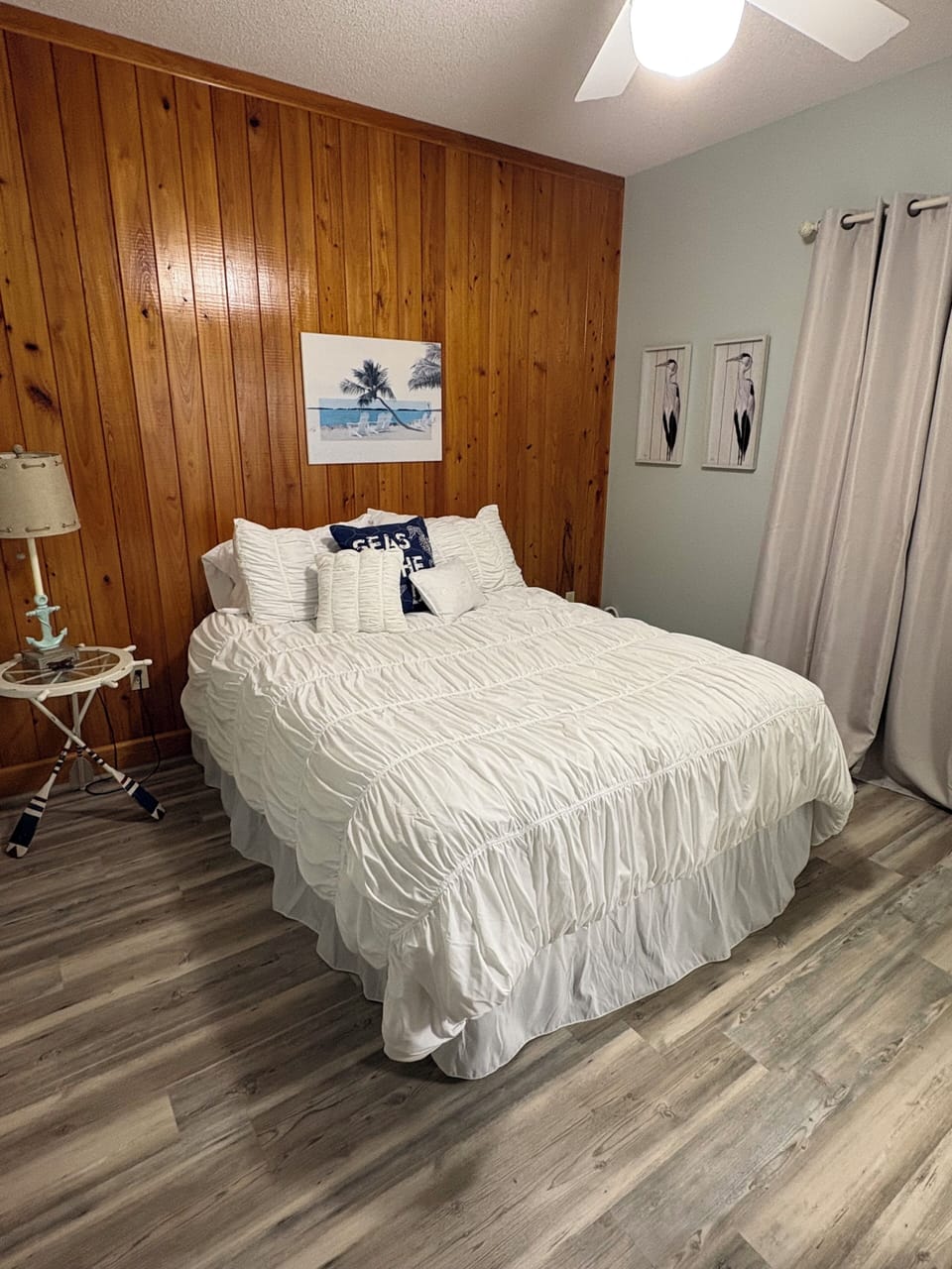 Upstairs bedroom- queen bed