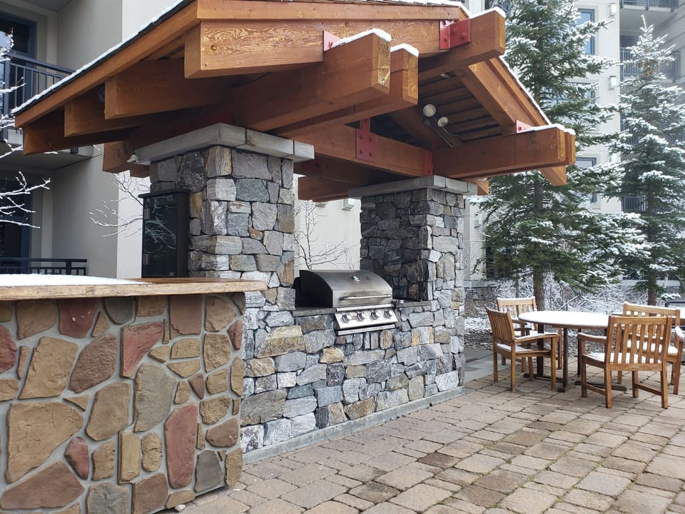 Fire up the grill in the shared pool area, an easy spot for relaxed meals and easygoing après.