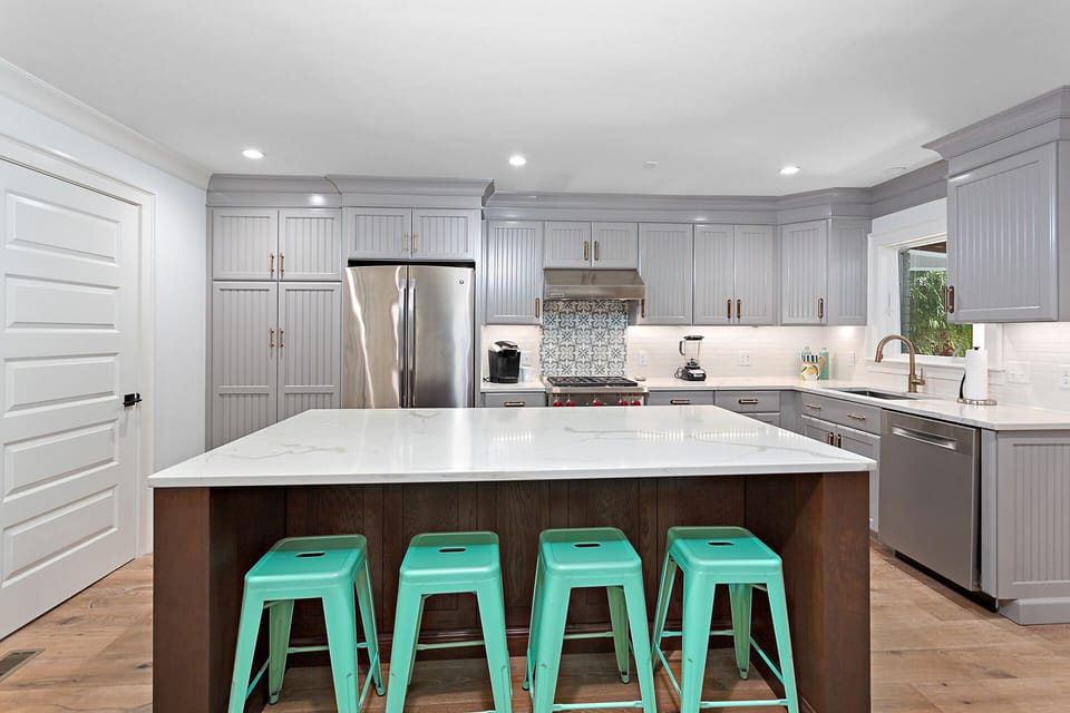 Fully-equipped Kitchen with island seating