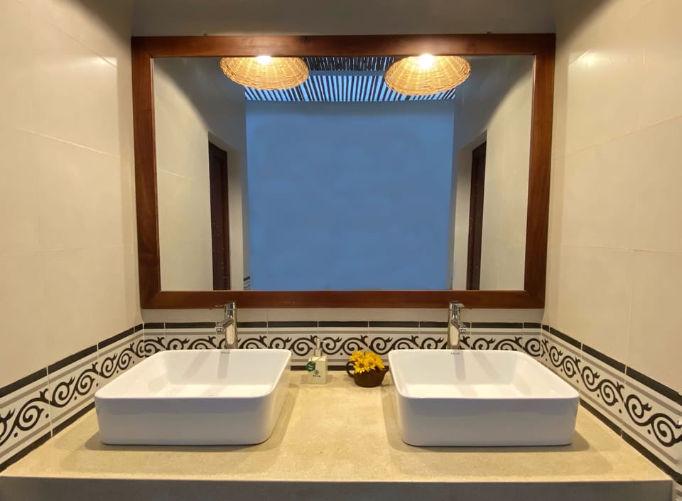 Shower, free toiletries, slippers, bidet