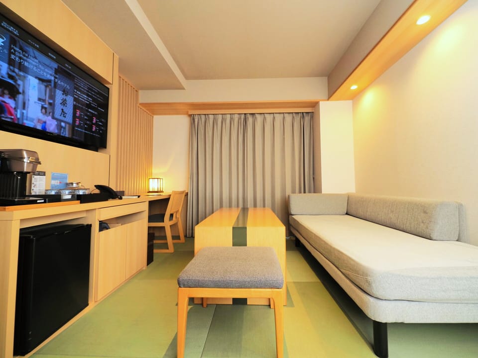 Suite | Down comforters, in-room safe, blackout drapes, soundproofing