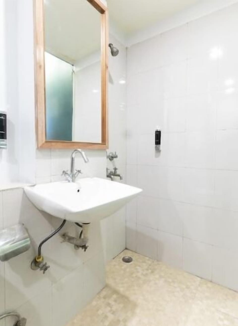 Deluxe Double Room | Bathroom | Shower, rainfall showerhead, towels