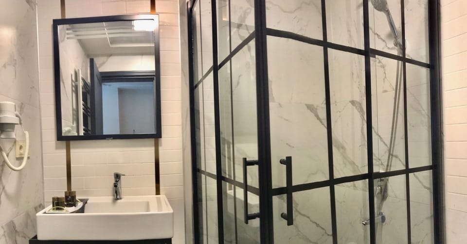 Shower, rainfall showerhead, free toiletries, hair dryer
