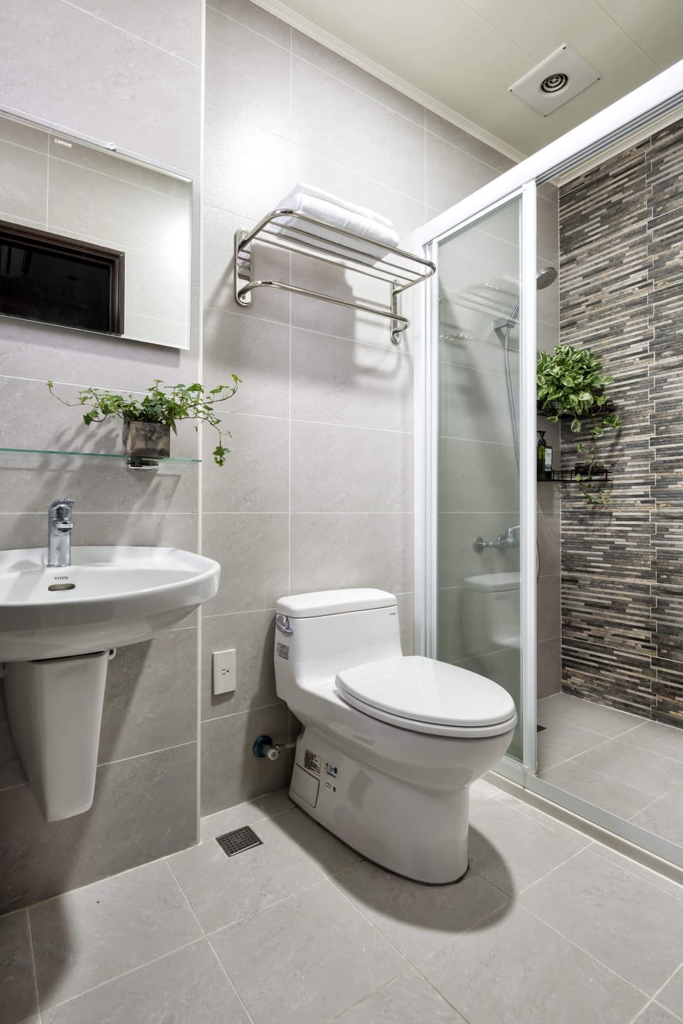 Apartment | Bathroom | Shower, free toiletries, hair dryer, slippers