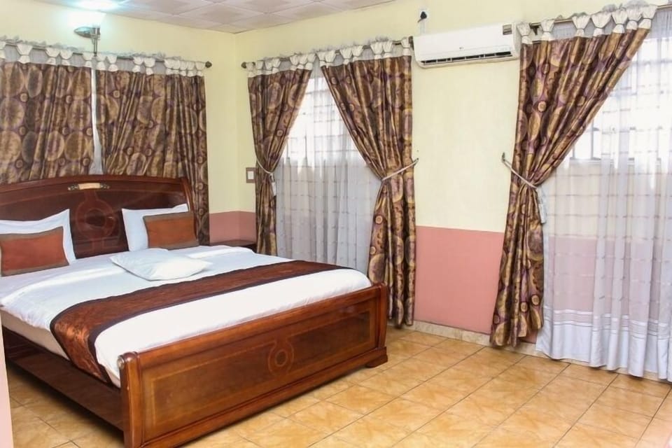 Deluxe Room | Desk, laptop workspace, blackout drapes, iron/ironing board