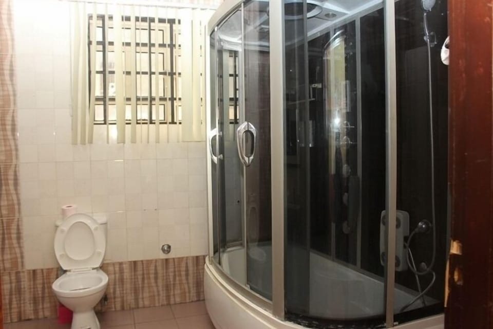 Combined shower/tub, free toiletries, slippers, towels