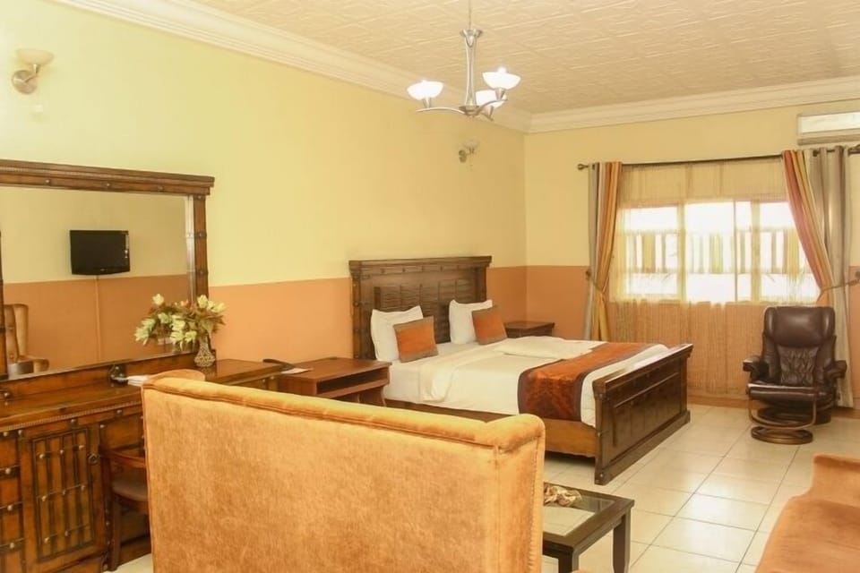 Executive Room | Desk, laptop workspace, blackout drapes, iron/ironing board