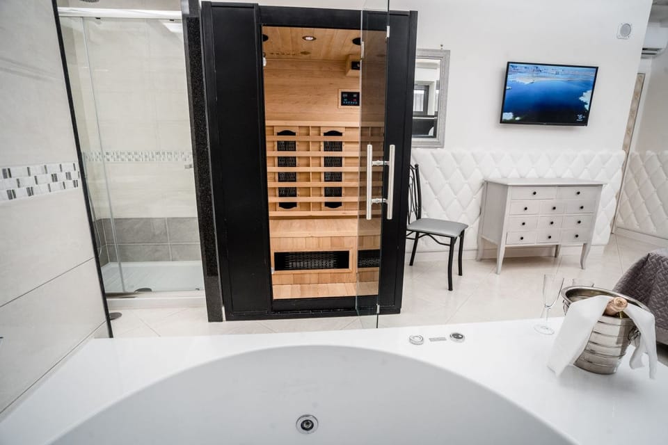 Junior Suite, Jetted Tub | Jetted tub
