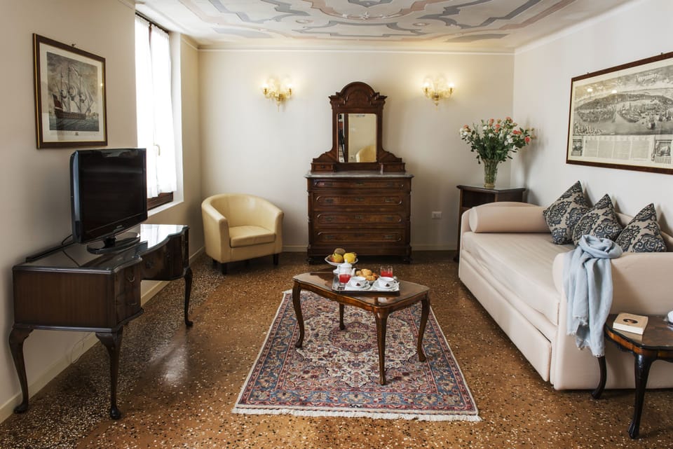 Superior Double or Twin Room | Living room | 20-inch flat-screen TV with satellite channels, TV