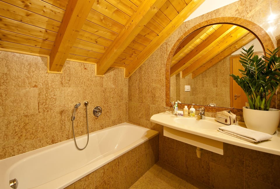 Double Room | Bathroom | Free toiletries, hair dryer, towels