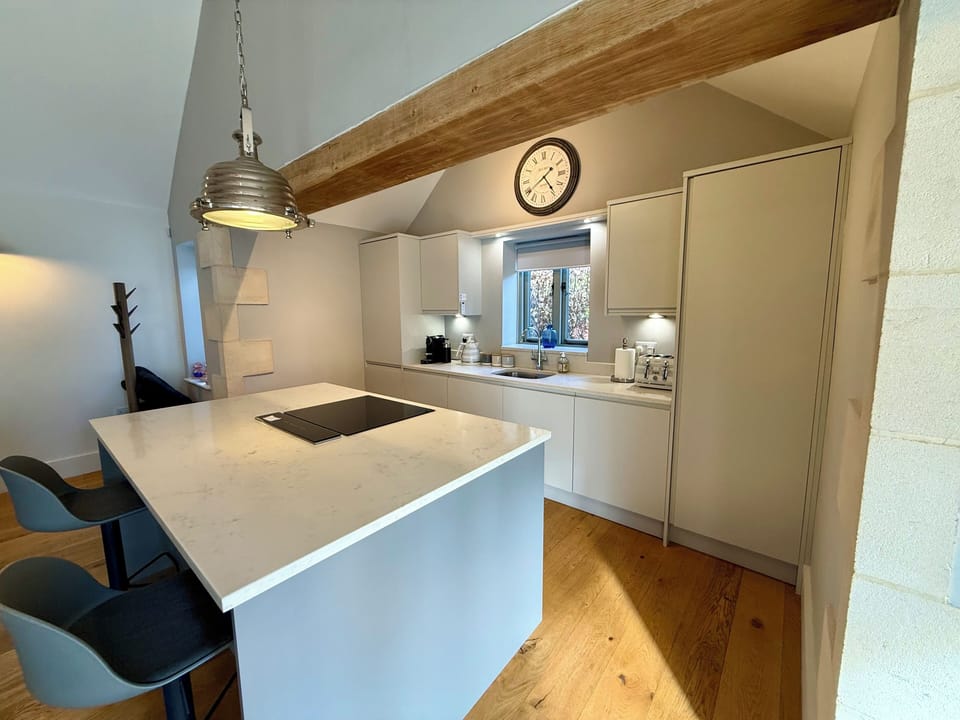 Induction hob & well equipped kitchen